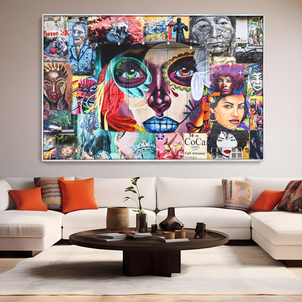 Tablou canvas cu tablou canvas cu colaj grafitti urban, in rama de aluminiu argintiu, pe perete intr-un living